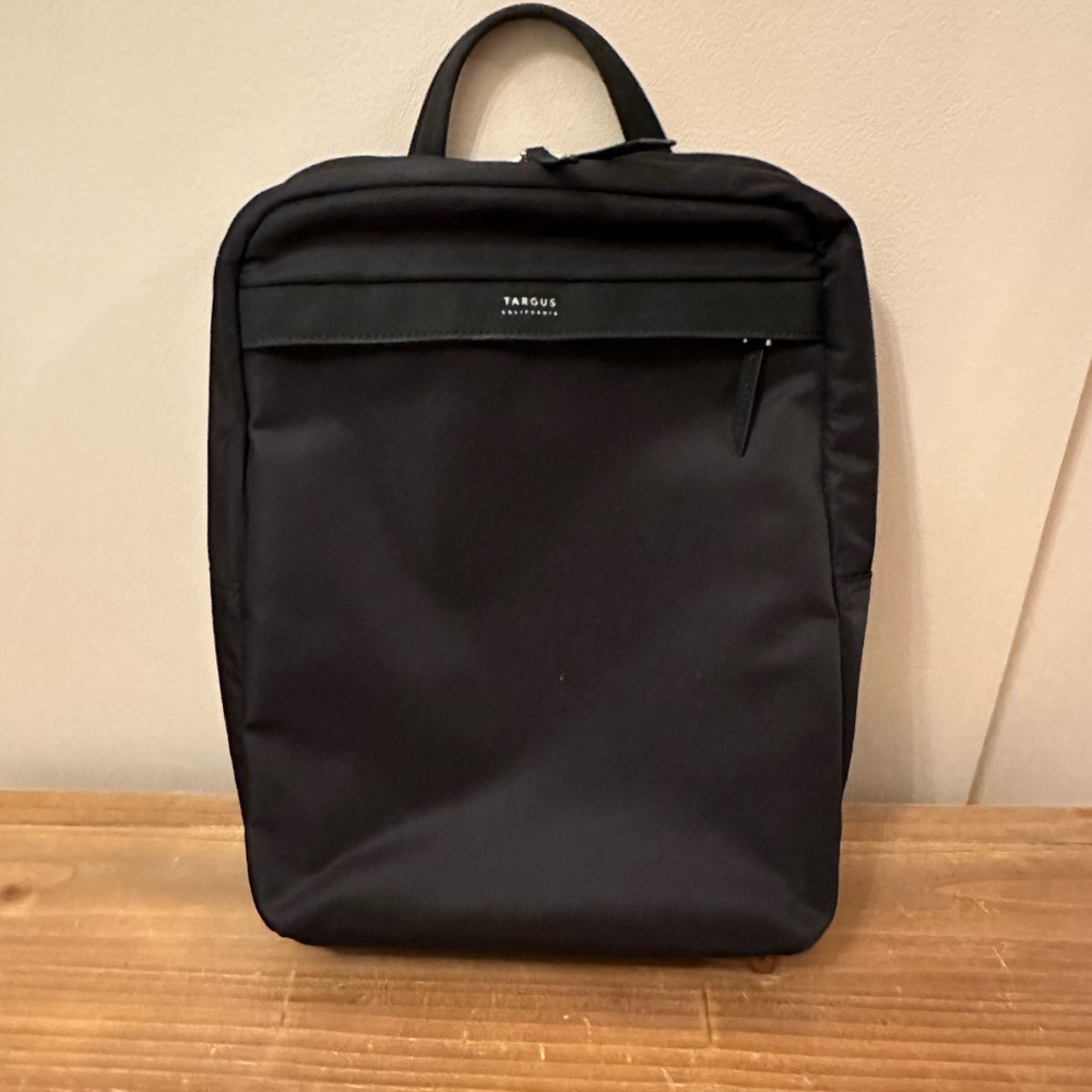 Targus California black sleek nylon work backpack like-new